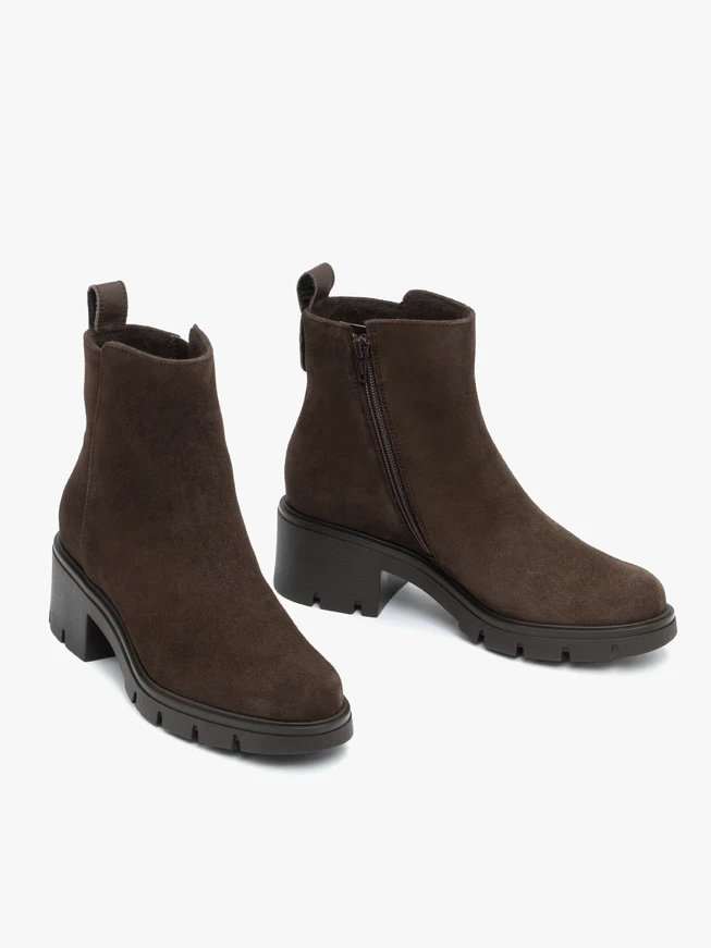 Dunkelbraune isolierte Lederstiefel