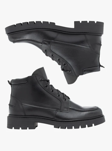 Schwarz genarbte Lederstiefel