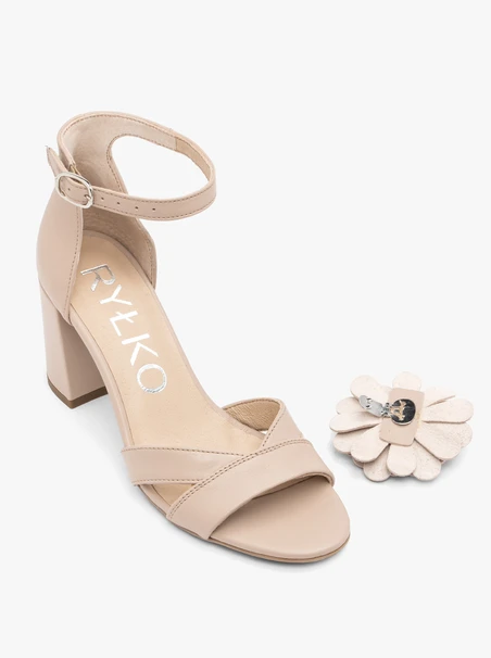 Beige geblümte Sandalen