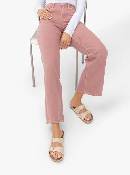 Beigefarbene Flip-Flops mit zwei Riemen