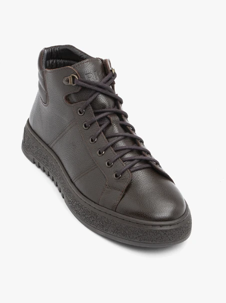 Braune Sportstiefel