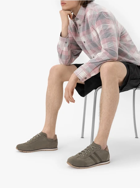 Olivgraue Turnschuhe zum Schnüren