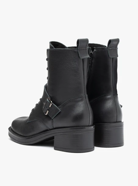 Schwarze Schnallenstiefel