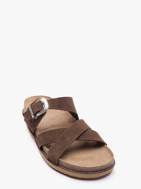 Dunkelbraune Flip-Flops mit dekorativen Schnallenverzierungen
