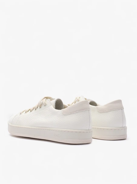 Cremefarbene Turnschuhe aus genarbtem Leder