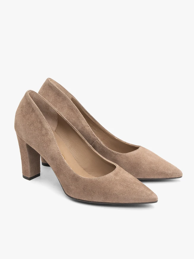 Beigefarbene Velourslederpumps mit Stilettoabsatz