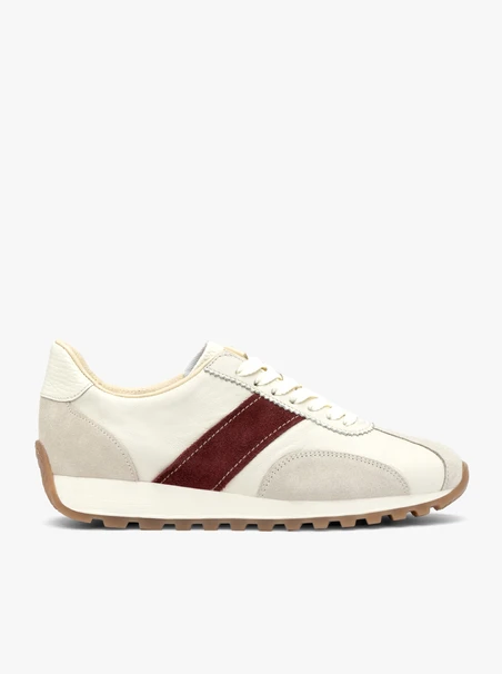 Cremefarbene Sportschuhe mit burgunderrotem Streifen
