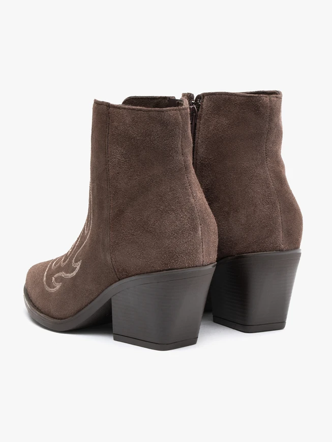 Braune Cowboy-Stiefeletten mit Ziernähten