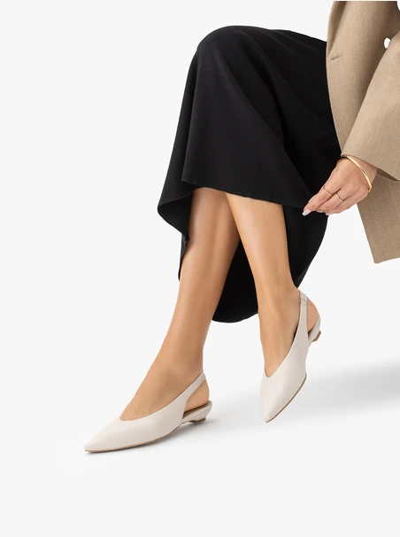 Cremefarbene Slingback-Pumps mit Stilettoabsatz