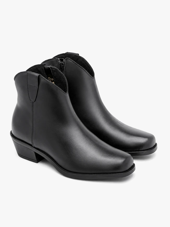 Schwarze hochhackige Stiefel