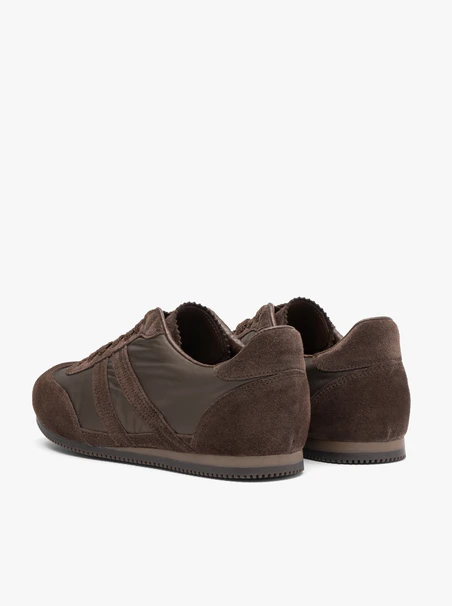 Braune Sporthalbschuhe