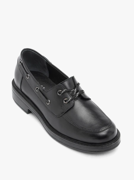 Schwarze Halbschuhe mit Schnürung