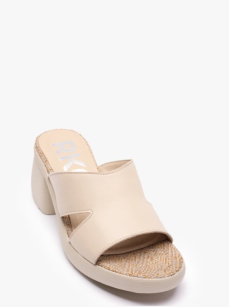 Cremefarbene Flip-Flops mit Absatz und festem Boden