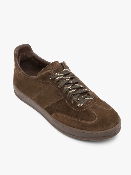 Braune Veloursleder-Sporthalbschuhe