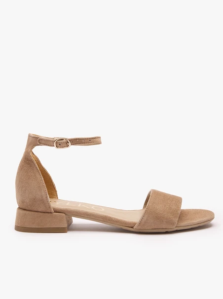 Hellbraune Sandalen mit Schnallen