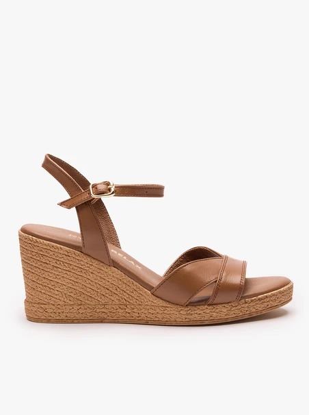 Braune Plateausandalen