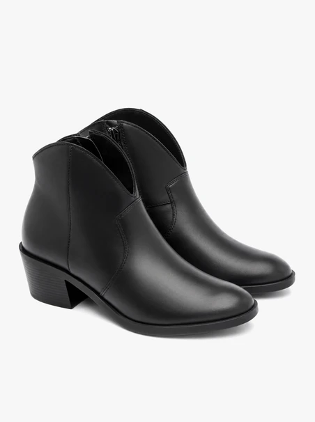 Schwarze Stiefeletten im Cowboy-Stil