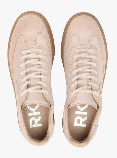 Beigefarbene Sportschuhe zum Schnüren