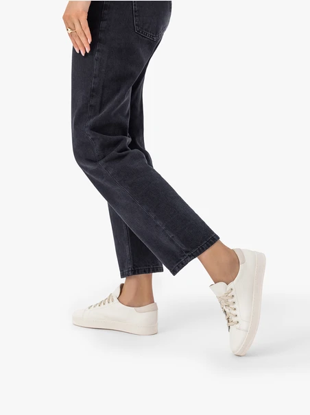 Cremefarbene Turnschuhe aus genarbtem Leder