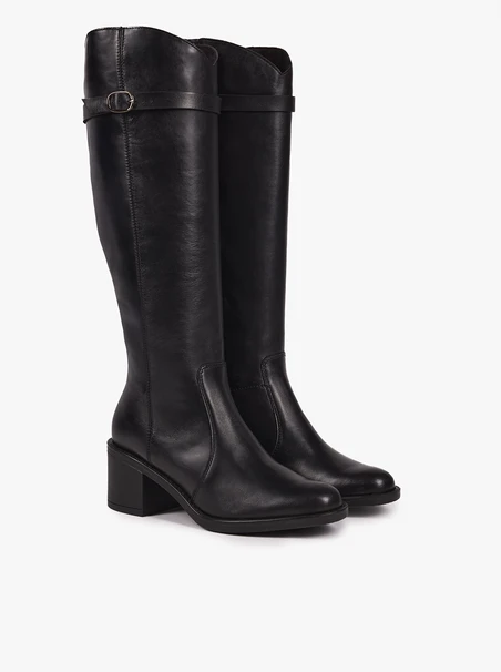 Schwarz genarbte Lederstiefel