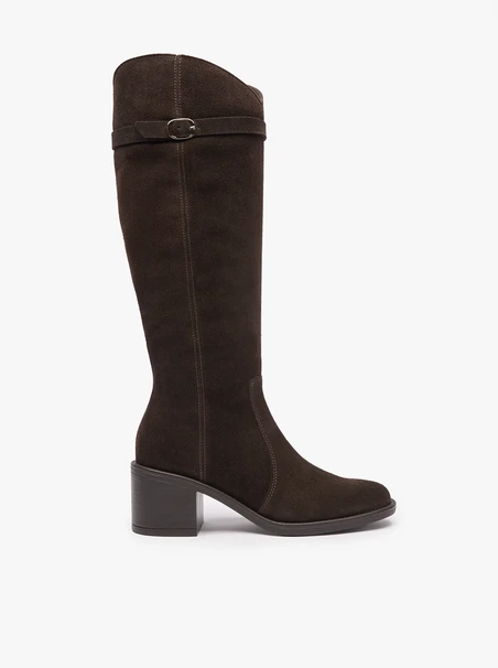 Dunkelbraune Stiefel aus Veloursleder