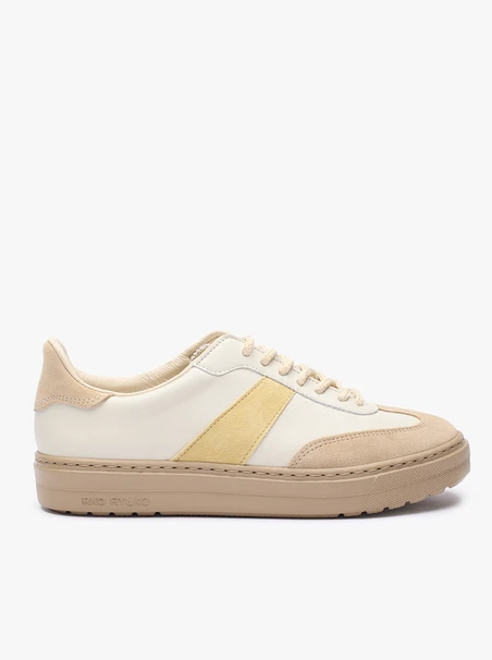 Turnschuhe in Creme und Beige