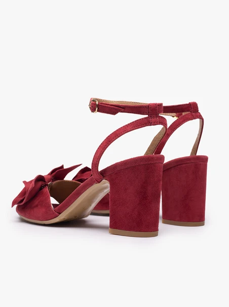 Kastanienbraune Schleifen-Sandalen