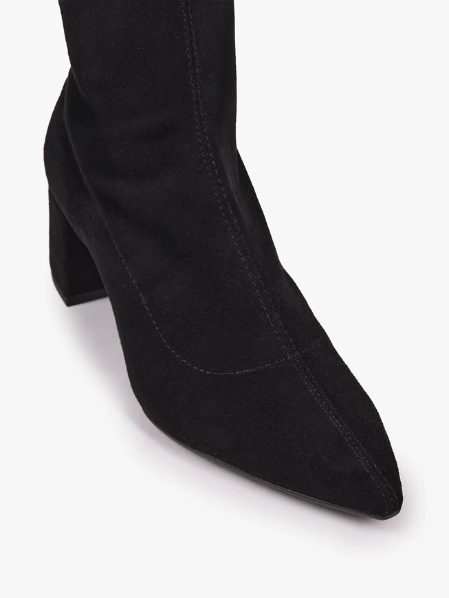 Schwarze, elastische Stiefeletten, die über dem Knöchel enden