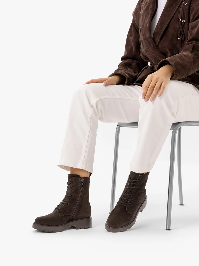Dunkelbraune Velourslederstiefel