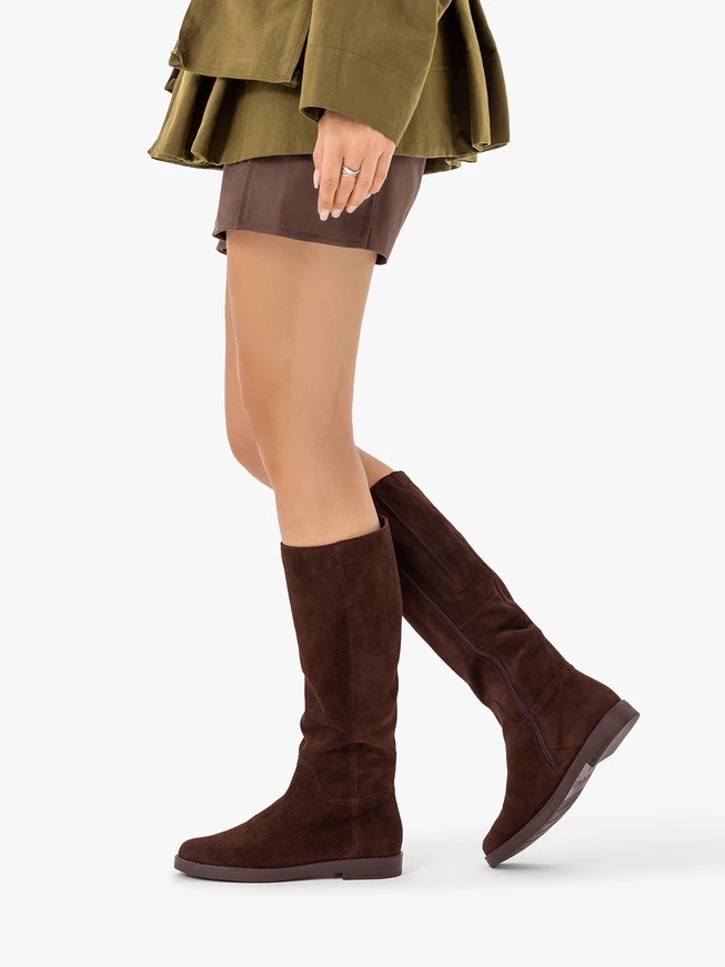 Dunkelbraune flache Stiefel
