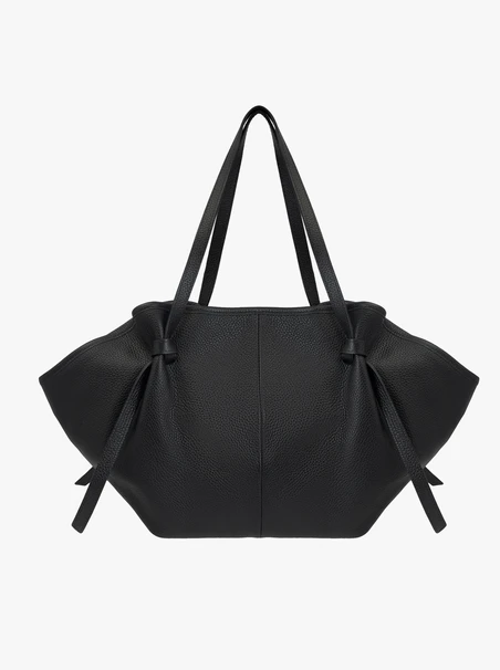 Schwarze Handtasche mit einer einzigartigen Form