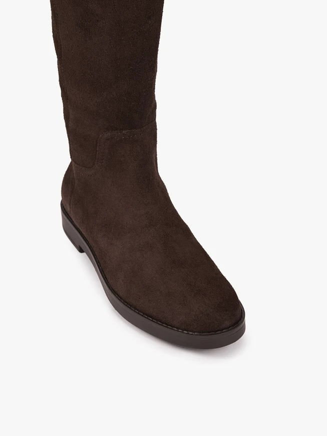 Dunkelbraune flache Stiefel