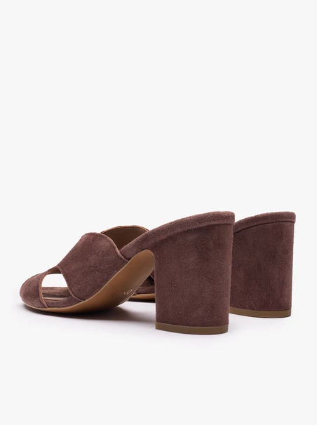 Flip-Flops mit braunem Absatz