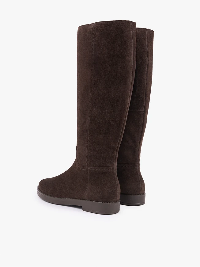 Dunkelbraune Stiefel mit weitem Schaft