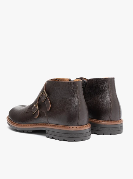 Dunkelbraune Stiefel mit Schnallen