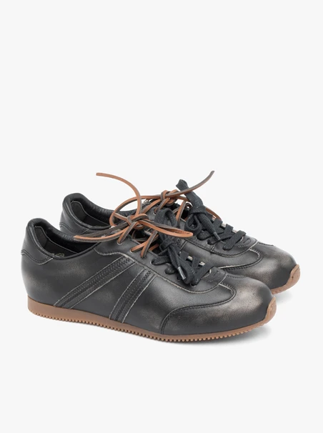 Schwarze, schattierte Sporthalbschuhe
