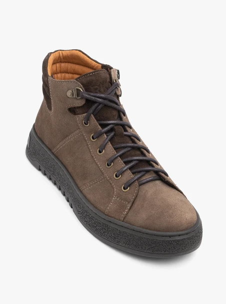 Braune Sportstiefel