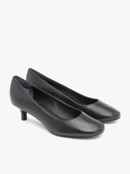 Schwarze Pumps mit Flare-Absatz