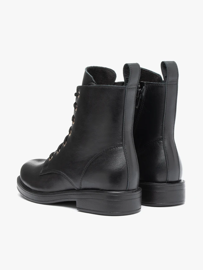 Schwarz genarbte Lederstiefel
