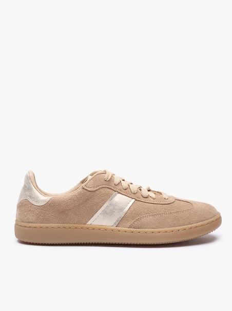 Sandfarbene Sportschuhe mit einem Platinstreifen