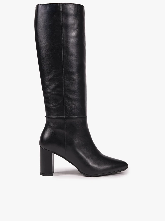 Schwarz genarbte Lederstiefel