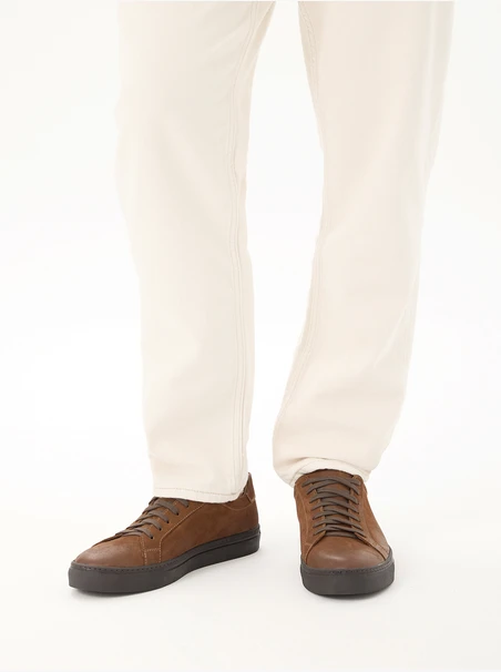 Braune Nubukleder Sporthalbschuhe