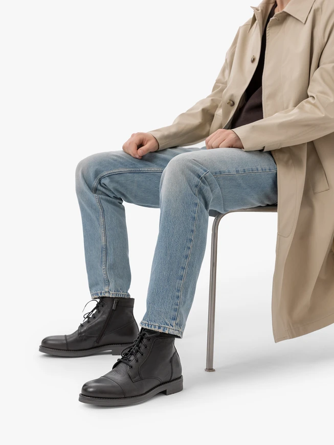 Dunkelbraune isolierte Stiefel