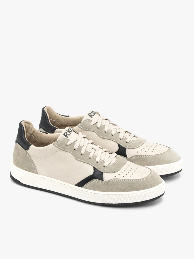 Cremefarbene Sporthalbschuhe