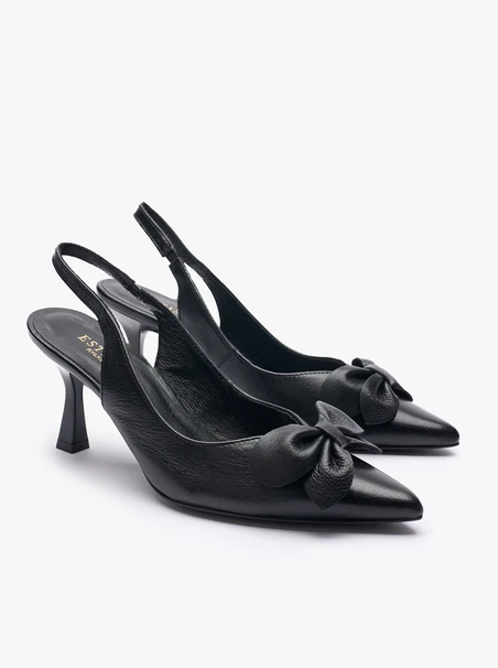 Schwarze absatzlose Slingback-Pumps mit Blumenverzierung