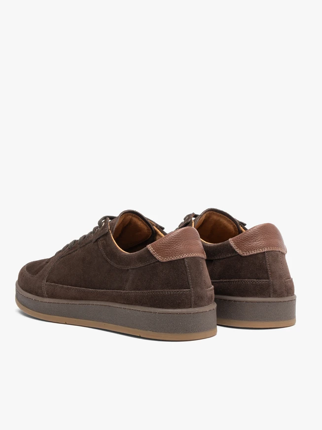 Dunkelbraune Sporthalbschuhe