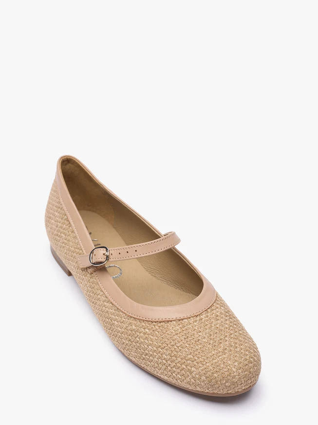 Beige Ballerinas mit interessanter Textur und Riemen