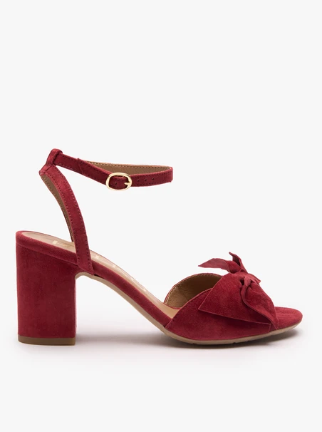 Kastanienbraune Schleifen-Sandalen