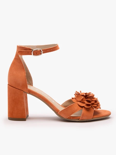 Orangefarbene Blumen-Sandalen mit Absatz