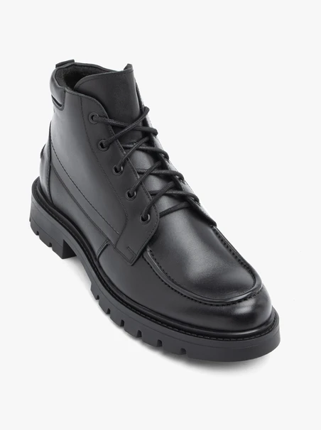 Schwarz genarbte Lederstiefel